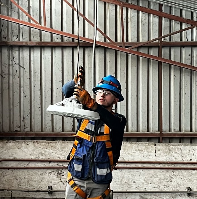 Técnico realizando mantenimiento eléctrico industrial